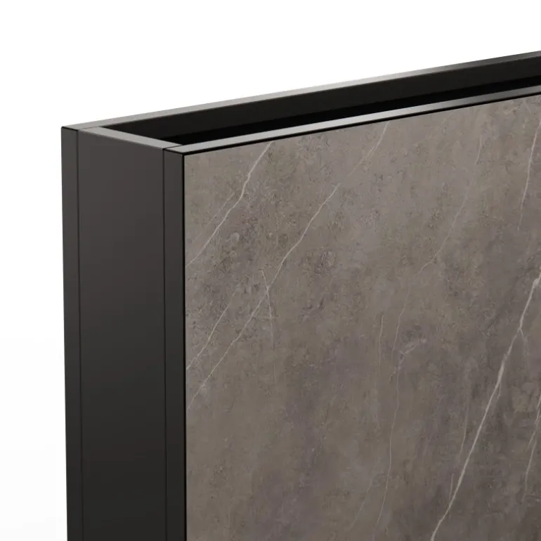 Fioriera Alta Herstera DECO PLANTER DIVIDER 25 in Metallo colore Nero e Pannello Effetto Marmo 120x25x80 cm